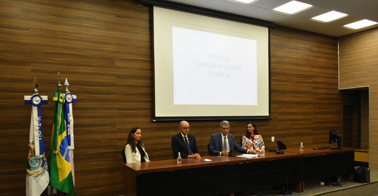 Foto da mesa de abertura do evento. Sentados, Ana Carolina Vieira de Carvalho, Ricardo Perlingeiro, Guilherme Calmon e Leticia De Santis Mello