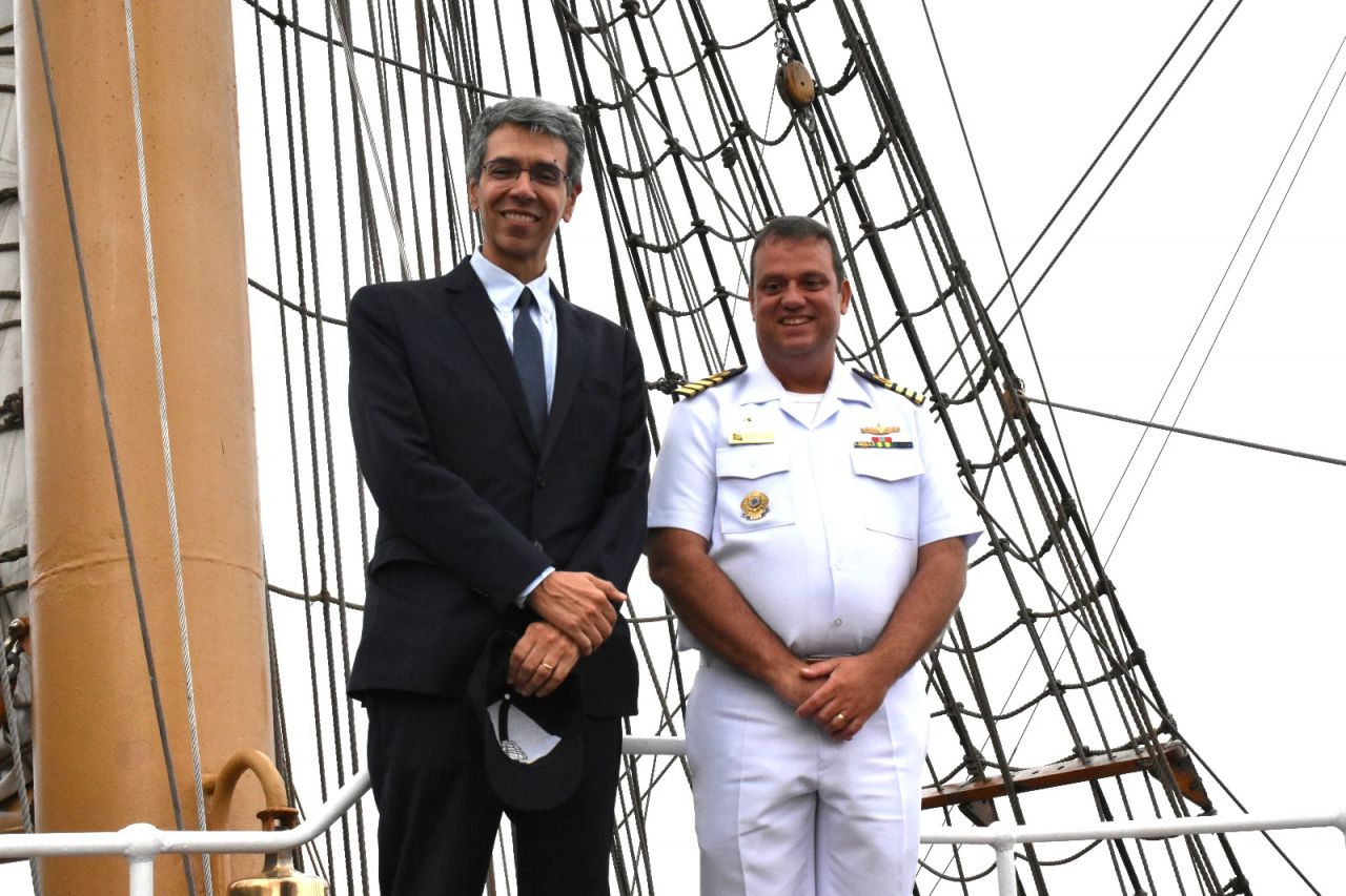 Foto posada entre o desembargador federal Guilherme Calmon e o comandante do "Cisne Branco", Sérgio Tadeu Rosário