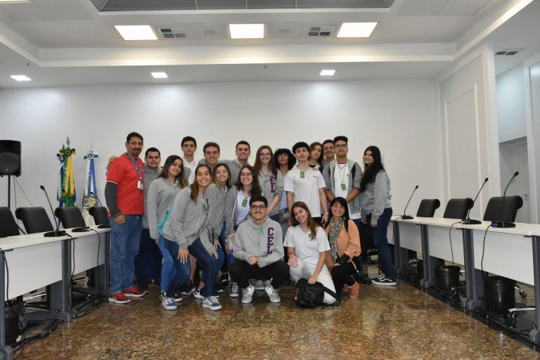 Foto posada da orientadora educacional Carina Siqueira e os alunos do 3º ano do ensino médio do CEL nas dependências do TRF2