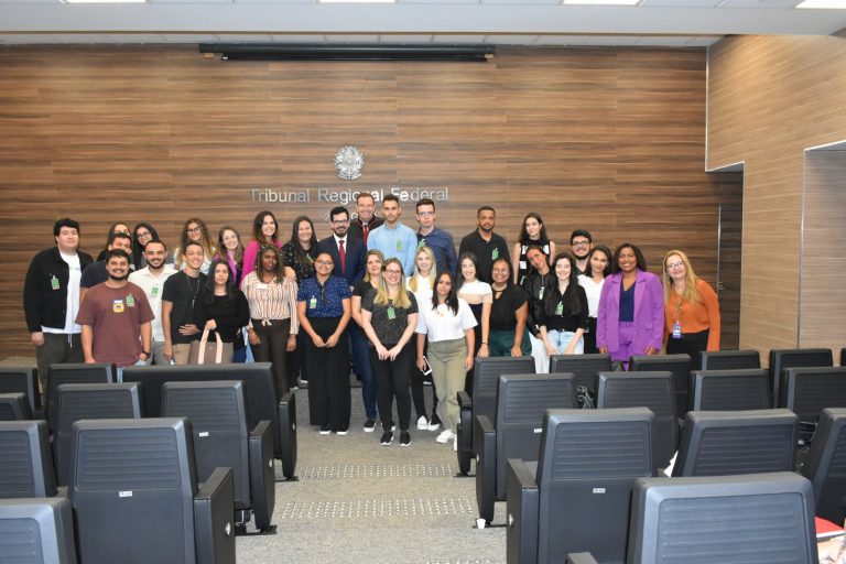 Foto posada dos estudantes do 7º período de Direito da UNIFAA e do desembargador federal William Douglasno Auditório do TRF2