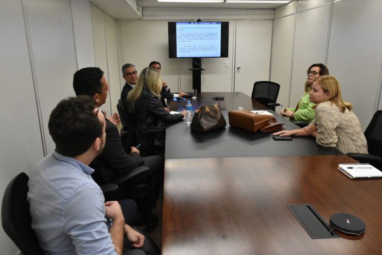 Foto da reunião sobre a implantação do e-Proc na Segunda Região que aconteceu em uma das salas da Presidência, no 20º andar