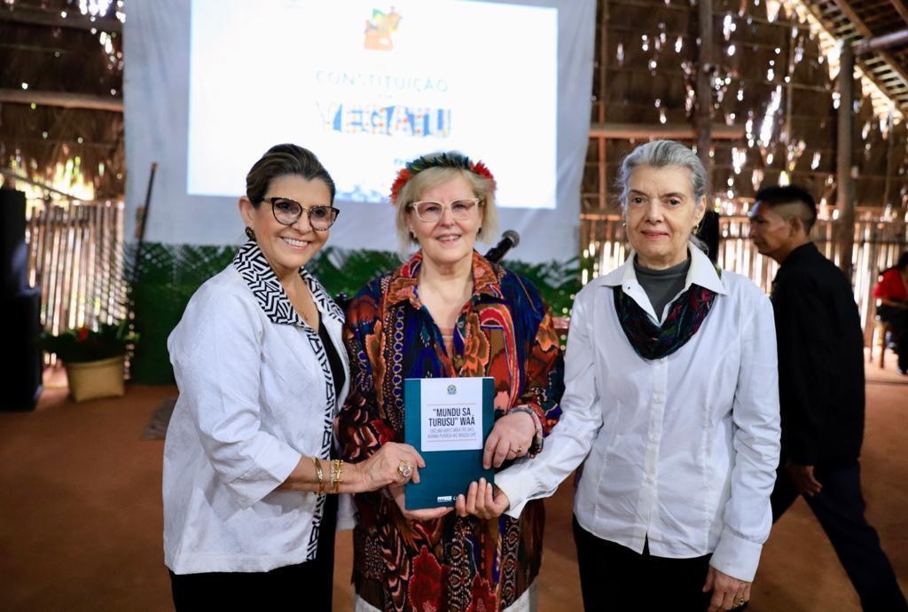 A presidente do Tribunal de Justiça do Amazonas, desembargadora Nélia Caminha; a ministra Rosa Weber e a também ministra do STF Cármen Lúcia posam segurando a Constituição Federal