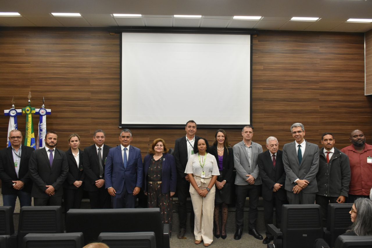 Representantes das instituições que integram a Rede ReciclaPorto Rio e palestrantes convidados posam no auditório do TRF2