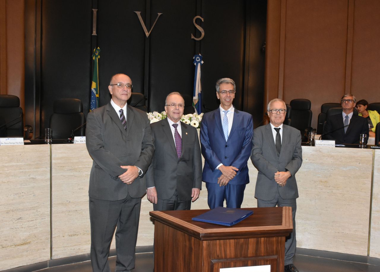 Foto posada dos quatro presidentes dos tribunais sediados na capital fluminense que se reuniram no TJRJ para instalar o Fórum Permanente do Poder Judiciário do Estado do Rio de Janeiro (Fojurj).