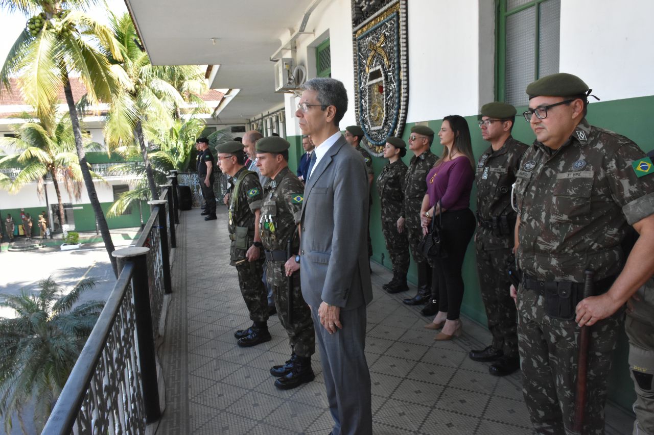 Em pé, o presidente do TRF2, Guilherme Calmon, em cerimônia no 1º Batalhão de Polícia do Exército. 