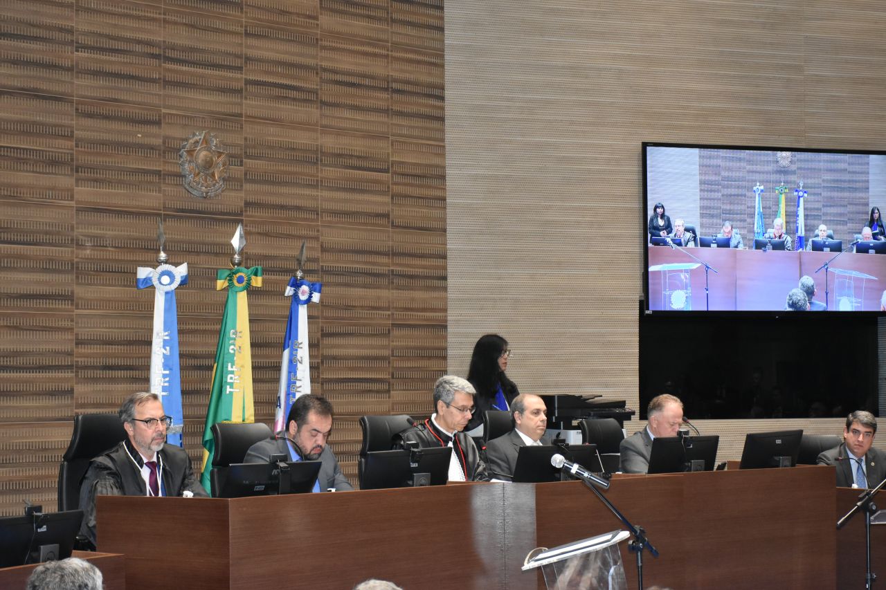 Na mesa, Artur Gueiros, Cláudio Castro, Guilherme Calmon, Messod Azulay, Renato Casagrande e Luiz Fernando Filho.
