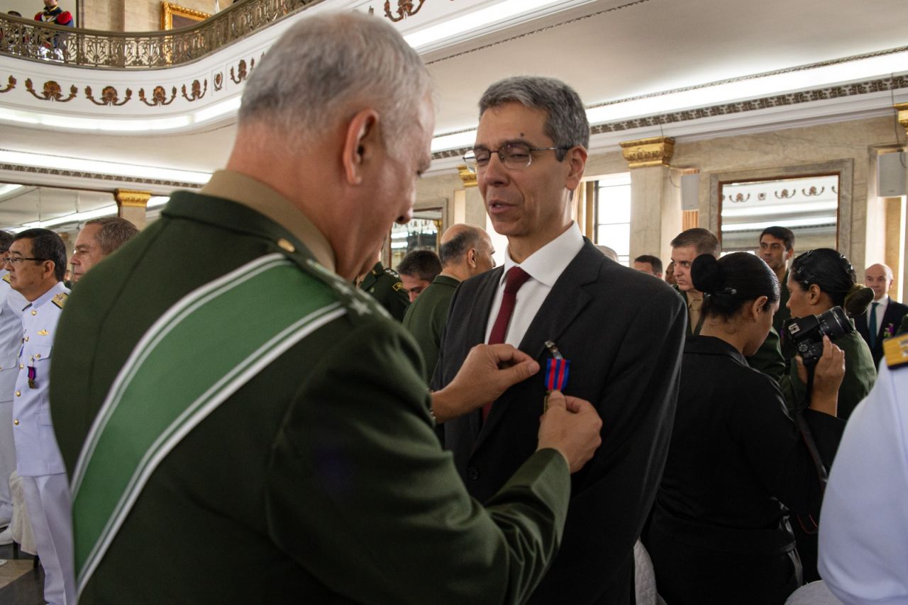O presidente do TRF2, desembargador federal Guilherme Calmon Nogueira da Gama, foi agraciado com a Medalha do Pacificador.