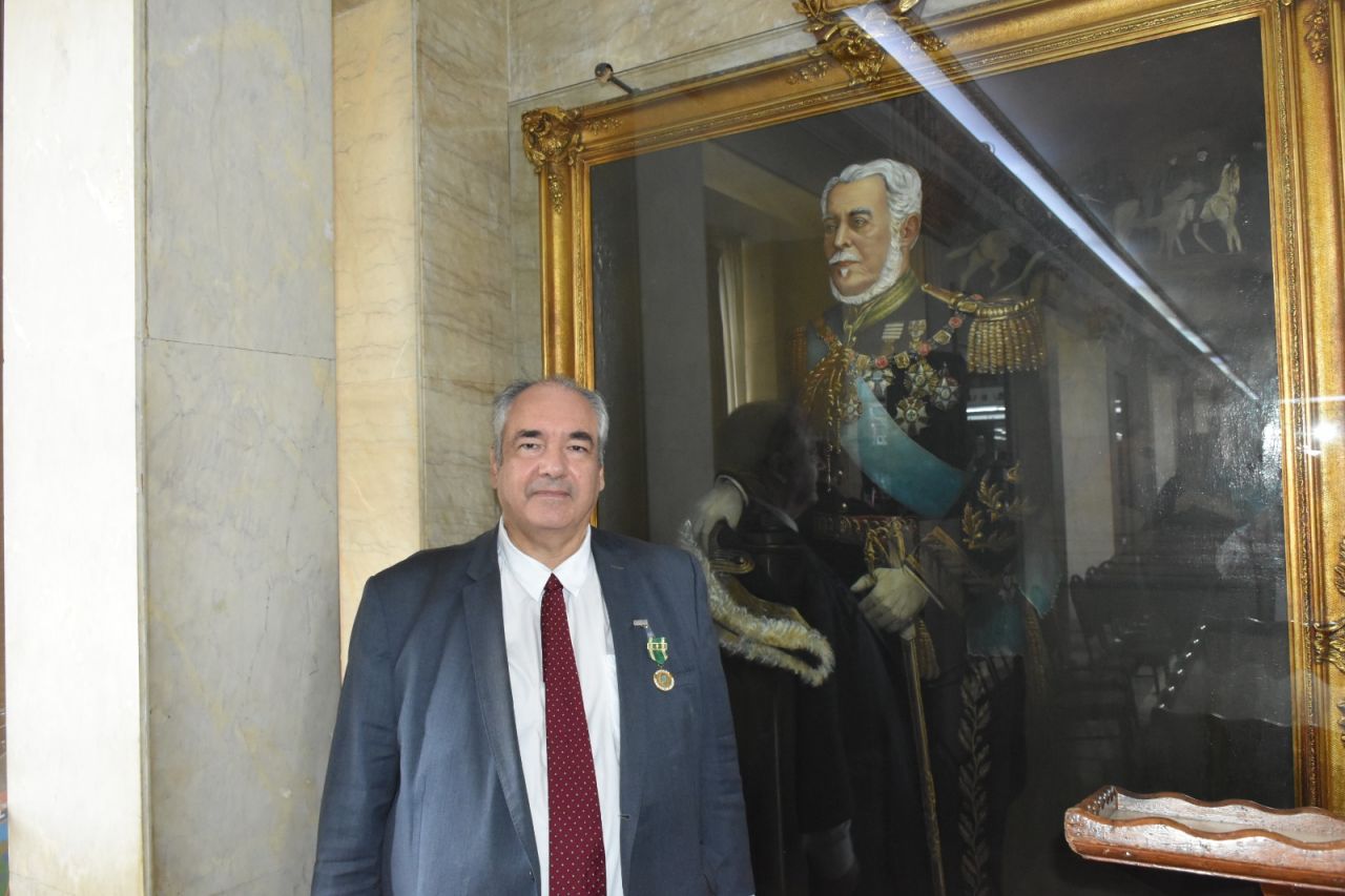 Em pé, o desembargador André Fontes, que foi homenageado com a Medalha do Exército Brasileiro.
