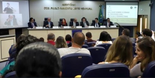 Foto da mesa do Seminário “Diálogos Sobre o Código de Processo Civil: Críticas e Perspectivas".