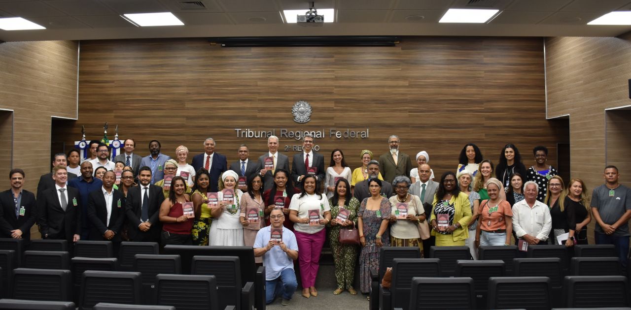 Foto com todos os participantes do relançamento da Cartilha de Direitos dos Povos Tradicionais de Matriz Africana ocorreu no auditório do TRF2, que ocorreu no Centro do Rio.