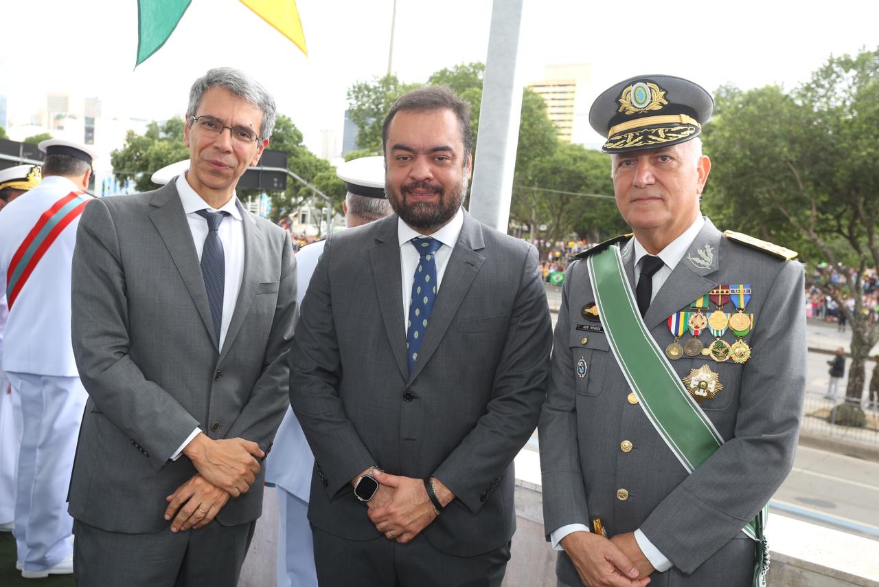 Na foto, Desembargador federal Guilherme Calmon, governador Claudio Castro e general André Luiz Novaes Miranda.