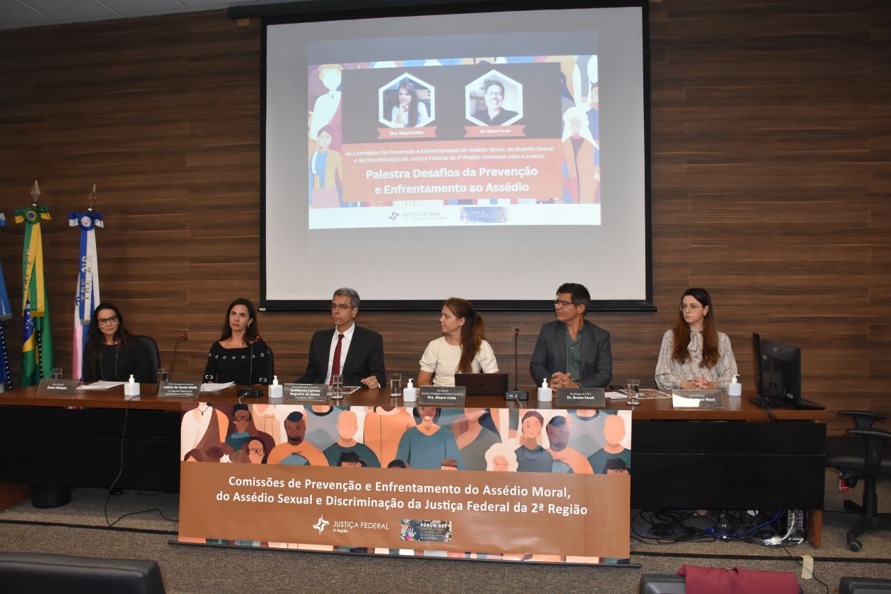 Sentados, a partir da esquerda: Enara Olimpio, Leticia De Santis Mello, Guilherme Calmon, Mayra Cotta, Bruno Farah e Marcela Rossi.