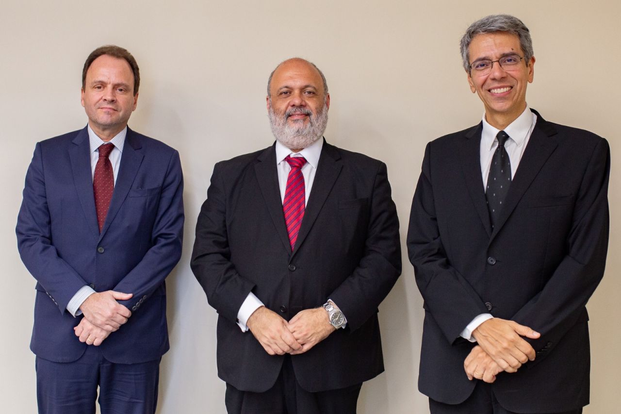 Na foto, o presidente do Nucoop, desembargador Alexandre Câmara (ao centro) com o juiz federal auxiliar da presidência do TRF2, Alfredo Jara Moura, e o presidente do TRF2, desembargador federal Guilherme Calmon.