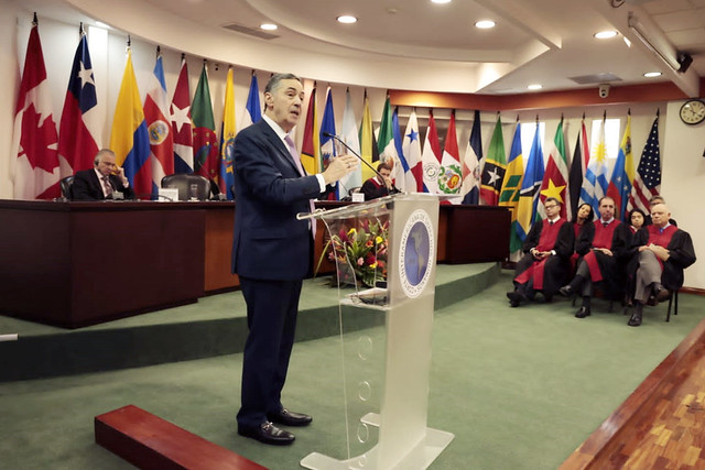 Foto mostra o ministro Luís Roberto Barroso palestrando na Corte Interamericana de Direitos Humanos.