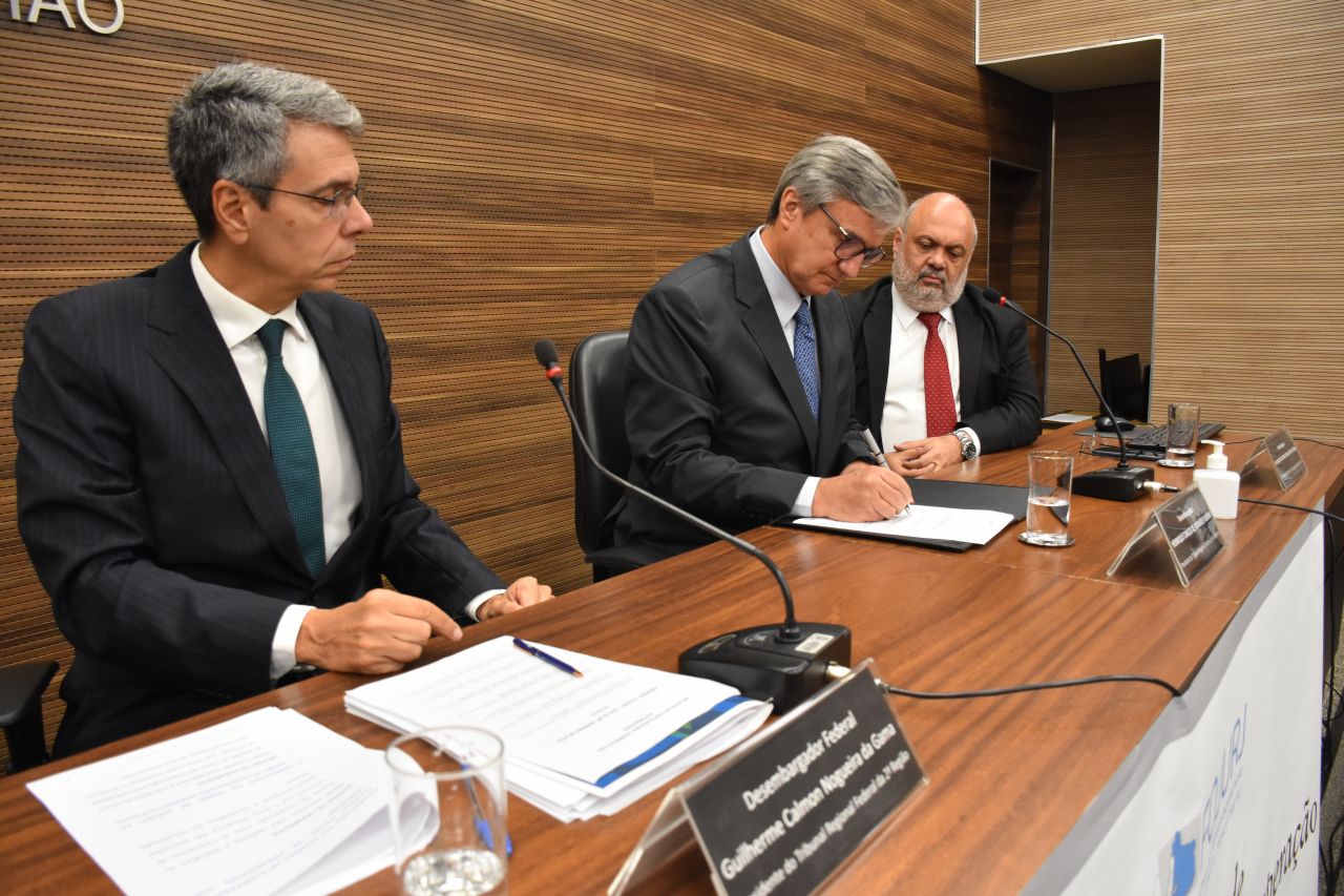 Henrique Carlos de Andrade Figueira assinando os acordos