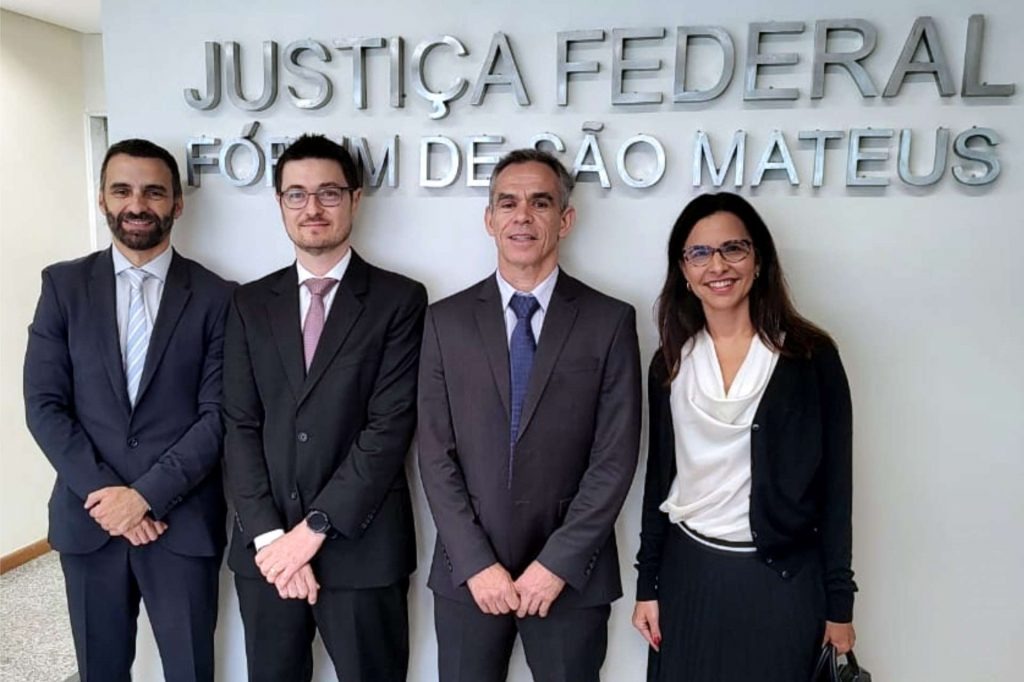 Em pé, foto posada dos juízes federais Dario Machado Junior, Ubiratan Cruz Rodrigues e Nivaldo Luiz Dias com a corregedora Leticia De Santis Mello