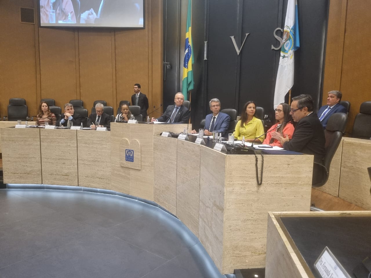 Foto com a mesa de honra da apresentação do CNJ que ocorreu na Sala de Sessões do Órgão Especial do Tribunal de Justiça do Rio de Janeiro (TJRJ), no centro do RJ