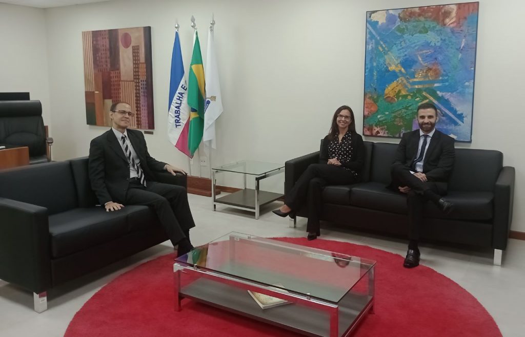 Na foto, a corregedora Leticia Mello e seu juiz auxiliar Dario Machado com o diretor do foro, juiz federal Rogerio Moreira Alves, no gabinete da Direção do Foro.