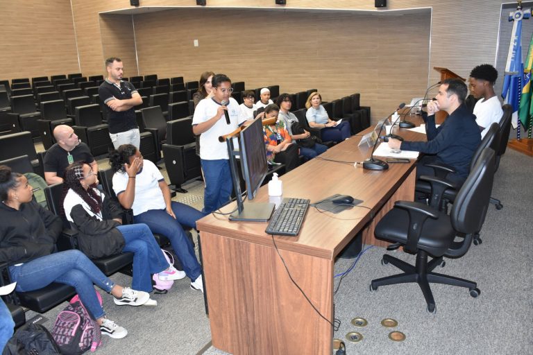 Simulação de audiência com a participação dos alunos visitantes.