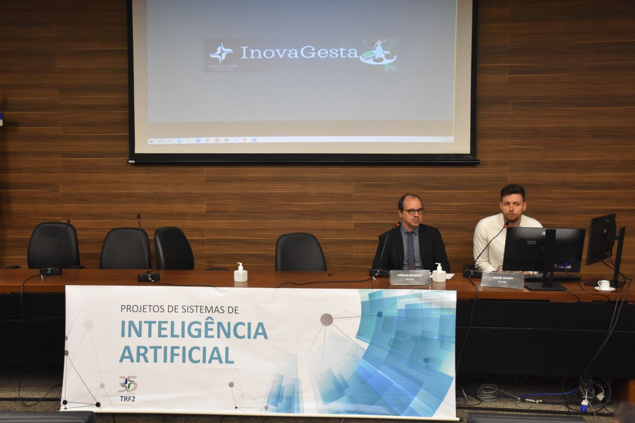 Foto dos servidores Vinícius Drumont, coordenador do Nuest, e Daivid Toledo, supervisor da Seção de Processamento, que apresentaram os projetos Inovagesta e Qualitas.