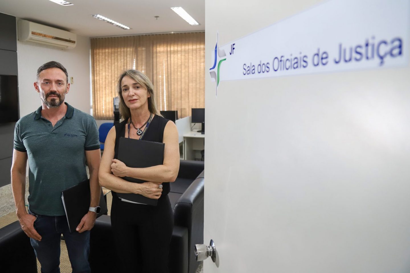 Foto dos servidores do TRF1, Márcio e Janete que enfrentam desafios diários para cumprir as determinações judiciais - Foto: Rômulo Serpa/Ag. CNJ.