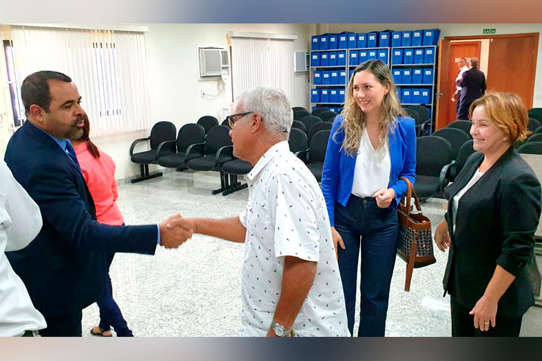 Duas pessoas apertando as mãos