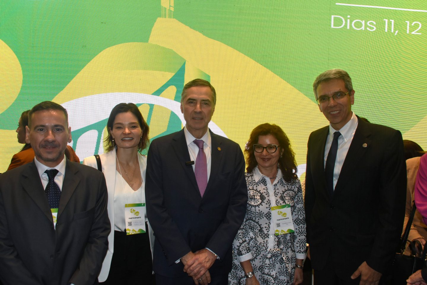 Foto da Equipe liderada pela juíza federal Geraldine Pinto Vital de Castro, da 27ª Vara Federal do Rio de Janeiro (quarta a partir da esquerda), ao lado do ministro Luís Roberto Barroso e do desembargador Guilherme Calmon.