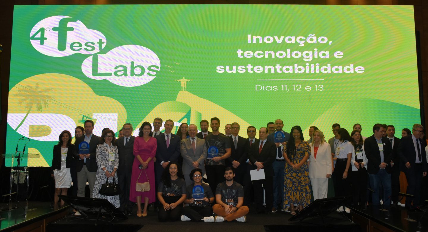 Foto posada com os participantes do IV Encontro Nacional dos Laboratórios de Inovação do Poder Judiciário - FestLabs